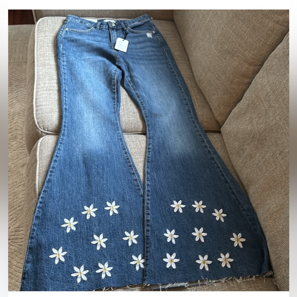 🏷️ NWT F21 DENIM SUPER BELLBOTTOMS~DAISIES EMBROIDERED ON LEGS~26W~70’S STYLE